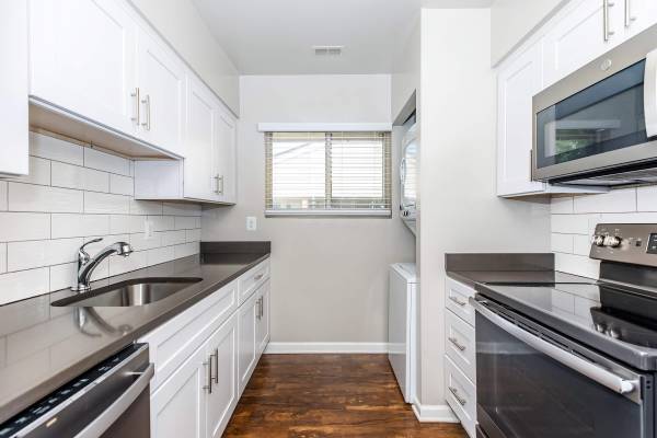 $2,198 / 2br - 1058ft2 - Rentable Assigned Parking Available, Dining Area , Mini Blinds (9705 Clocktower Ln, Columbia, MD)63694428075905122