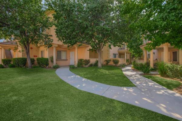$3,229 / 3br - 1344ft2 - 🍂 Sweater-Weather 3BR/2.5BA – Tour with Jessica Thornton! (17621 W. Pauline Ct., Canyon Country, CA)63953076505091121