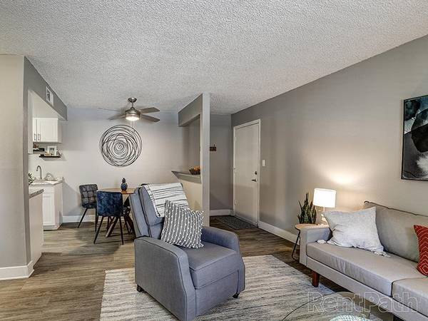 $1,299 / 2br - 850ft2 - Cable/Satelite Available, One and Two Bedroom Apartments, Ceiling Fan (572 Potomac st.)63973358111746120