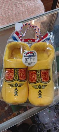 vacation / souvenir slippers =  " wooden shoes " from dutch land 1