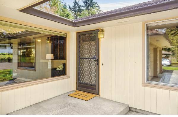 $2,820 / 2br - 1496ft2 - Light-filled living room with skylight, hardwood floors, & built-ins! (Milwaukie)63831465165315122
