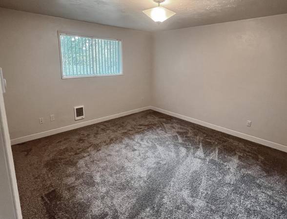 $1,450 / 2br - Close-Knit Keizer 2 Bed - Iris Festival & Festival of Lights Parade (Keizer)63660444175105122