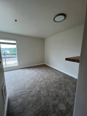 $1,530 / 373ft2 - Wake Up to Morning Sunlight – Top-Floor Studio in Bellevue (Downtown Bellevue, Eastside, Microsoft, Overlake, Amazon)63807984401027124