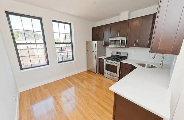 $1,400 / 1br - Spacious 1BR in the Heart of Astoria (Queens)63854385809795124