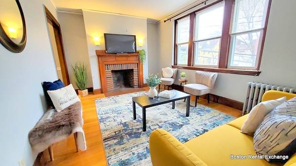 $2,800 / 2br - ♦SUNNY SPACIOUS CORNER 2 BEDROOM STEPS TO DAVIS SQUARE!HEAT INCLUDED! (Somerville - Davis Square)63828557187075120