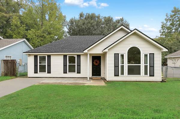 Charming 3 Bed, 2 Bath Single Family Home in Mandeville, LA - Availabl 1