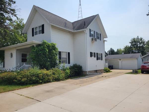 $244,900 / 4br - 1838ft2 - Spacious 4-Bedroom 1.5-Bath 2-Story Home in Dodge County (168 W. Oak Grove St., Juneau, WI)63838113332481121