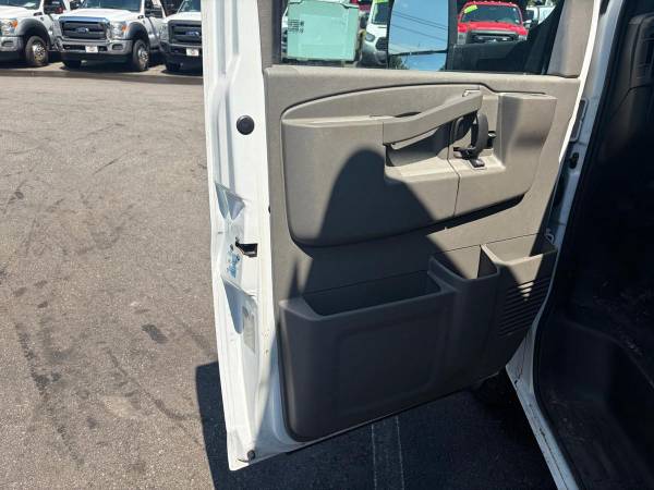 2016 Chevrolet Express Commercial - Photo 15