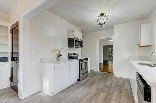 $1,900 / 3br - 2133ft2 - Bonus Rm + Detached Garage, 3BR/2BA Close to UNCG & Bestway (Greensboro // Steps Walk To The Corner & College Park Shops)64027444467587120