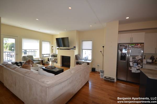 $5,800 / 4br - **BRIGHTON-HUGE 4 BED-3.5 BATH, GARAGE PARKING, IN-UNIT LAUNDRY! (Brighton)63856447334019122
