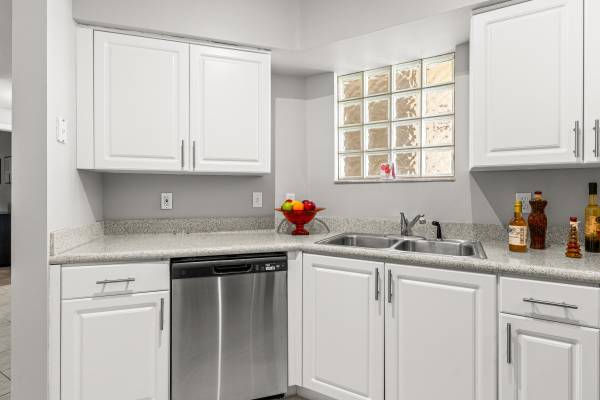 $2,195 / 2br - NO HOA and not strict on credit 1/1 and 2/2 available NOW (West Palm Beach)64049281163651123