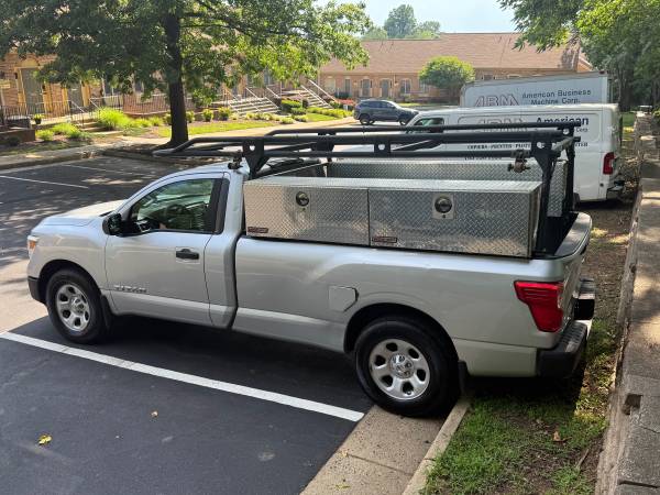 2017 Nissan Titan SV *Camioneta de trabajo* Escaleras Barandas Caja de herramientas V8 - $6,500 (Annandale Va)63616440208897123