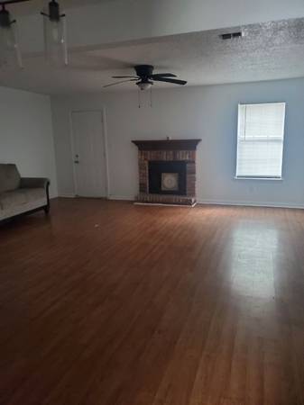$1200.00 / 2br - 1271ft2 - Wonderful 2Bed/1.5Bath Townhouse Available Now!63857515229571121