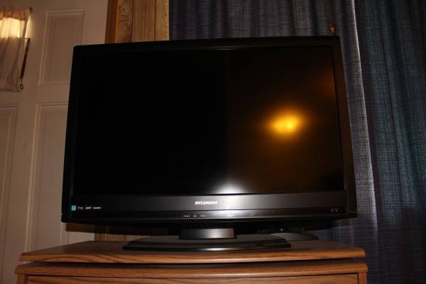 Sylvania 32" LCD TV 1
