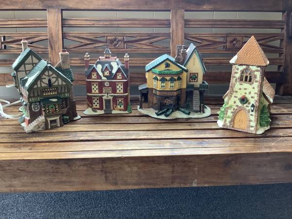 Dept 56 Collectable Holiday Village 4 Houses 1