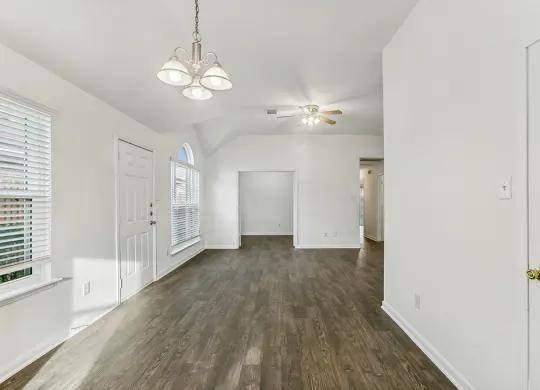 $1,617 / 4br - 1327ft2 - 2-Story Floor Plans, Oversized Closets (Channelview)63924170640642120
