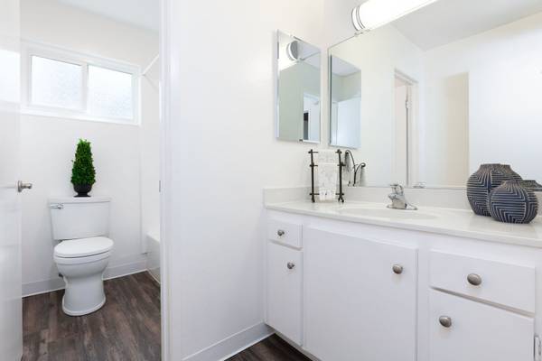 Ground floor corner unit 1/bd, 1