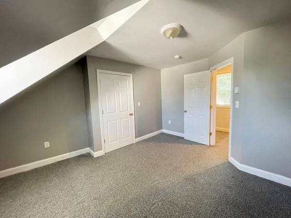 $1,300 / 2br - 2-bedroom, 1-bathroom apartment nestled in the heart of Derry (Derry)63656196104323123