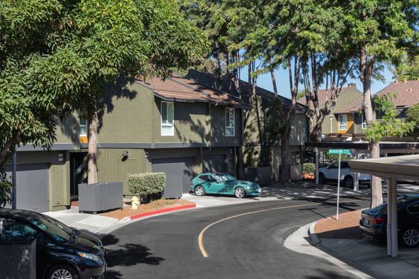 $2,402 / 1br - 623ft2 - Move in October, 623 sqft on bottom floor and renovated! with balcony (fremont / union city / newark)63664219825281121