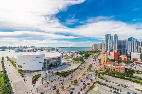 $3,550 / 1br - 943ft2 - 1bd with a Wide Terrace to View the Best of Miami! (Marina Blue- Downtown)64001847310977121
