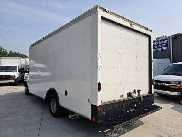 2022 Chevrolet Express 3500 17ft - Photo 3