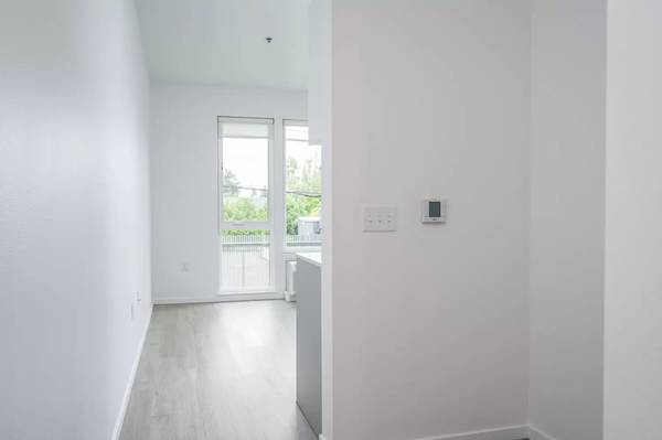 $1,425 / 1br - 513ft2 - Sunlit Modern 1 Bedroom! Steps from Transit! In Unit W/D! Pets Welcome (Portland - 7-Minute Drive to Mt. Tabor Park)63672547321857121