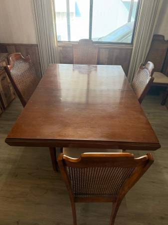 Vintage Dining Table with 2 Leaves & 6 Chairs – Solid Wood 1