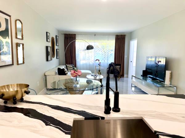 $2,900 / 1br - 900ft2 - Modern Furnished 1BR Condo in a heart of Aventura (Aventura)64001847254146124