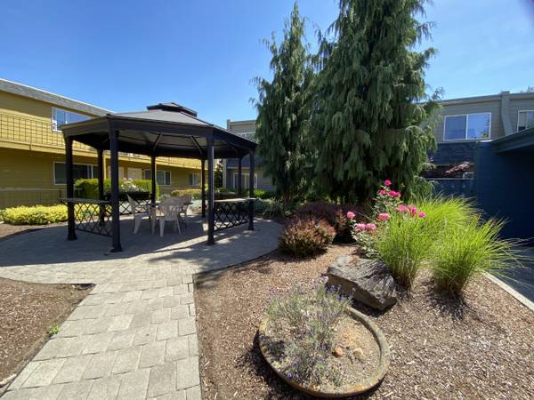 $2,249 / 2br - 1054ft2 - Townhome - October Availability63999453852034123