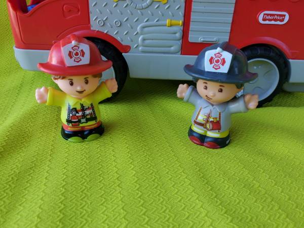 Fisher Price Little People, camión de bomberos de juguete para ayudar a los demás - $15 (Tacoma)63471421280385121