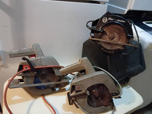 Electric plug in circular saws 1