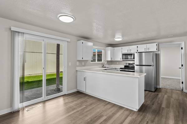 Enjoy one of the largest 2 BR in Kennewick with 1100 sq ft & 1.5 baths 1