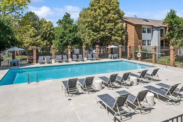 $1,455 / 2br - 937ft2 - Swimming pool with sun deck and chaise lounges, Linen closet (Sky Rock Apartments)63973501370499124
