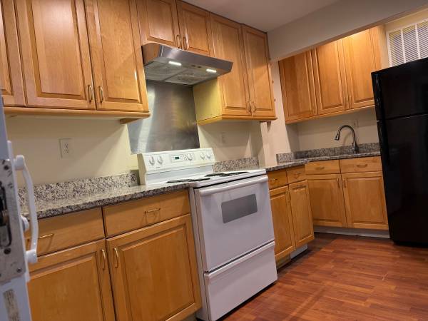 $1,100 / 1br - 1200 One bedroom lower unit town house (Silver Spring)64040028903554120