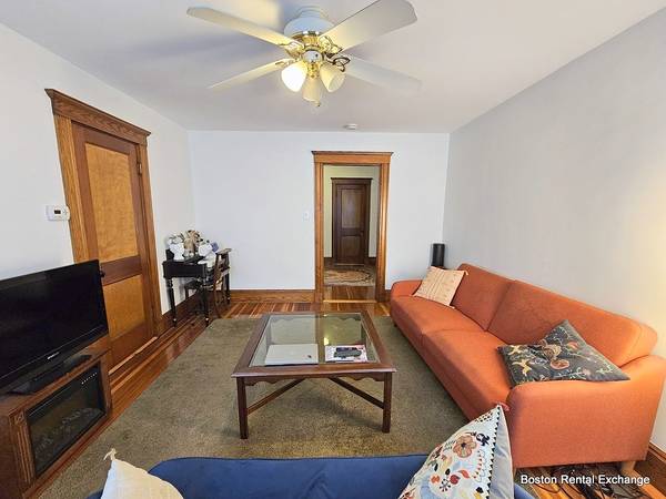 $2,200 / 1br - ♦ BEAUTIFUL SUNNY SPACIOUS TOP FLOOR 1 BEDROOM NEAR UNION SQ! (Somerville - Union Sq)63996258583299122