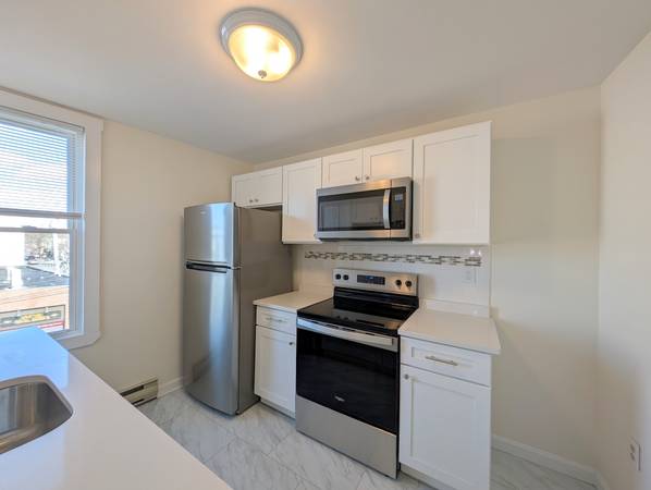$2,500 / 1br - Top Floor Right in Davis Square ** Modern K&B ** Laundry (Somerville \ Davis Sq.)63797254760067121