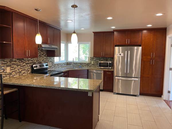 $1,550 / 1br - Suite principal disponible – ¡Únete a un hogar amigable cerca de CSU East Bay! (hayward / castro valley)63695785121923120