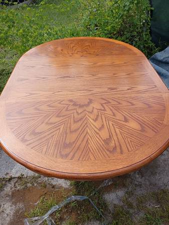 Beautiful kitchen table w/ leaf and 6 chairs 1