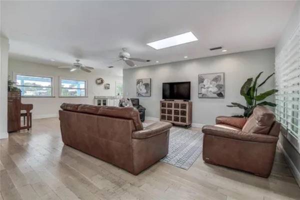 $100 / 2 habitaciones - 1575 pies cuadrados - ¡Bienvenido a Tropical Shores! Esta casa con acceso profundo para veleros (San Petersburgo)63348337054465122