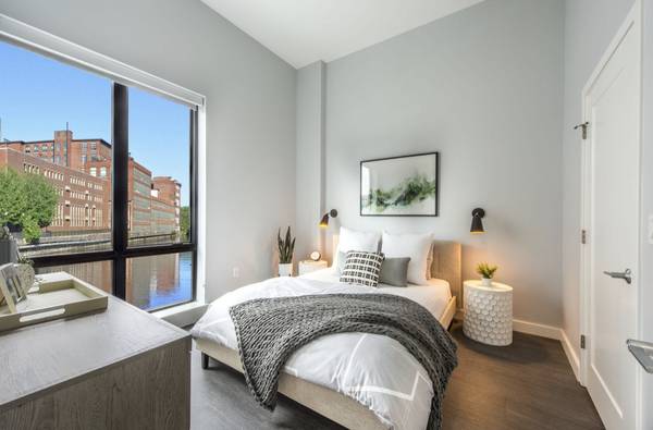 $2,120 / 1br - 726ft2 - Floor to Ceiling Windows, Bark Park and Doggie Spa and More (Lowell)63620195619075122