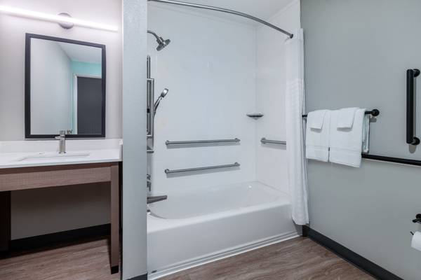 $1,200 / 1br - Dogs Welcome, 100% Smoke-Free Hotel, Accessible van parking (5831 Alta Lk Dr, Indianapolis, IN)63989232143363123