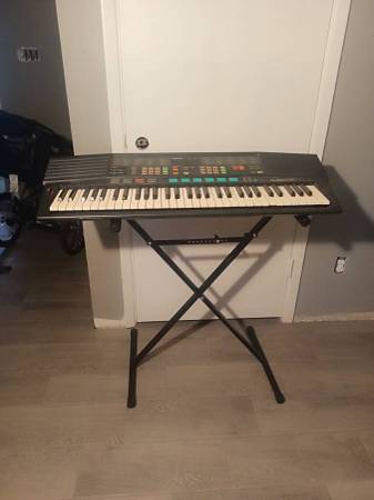 Yamaha Keyboard w/ Stand 1