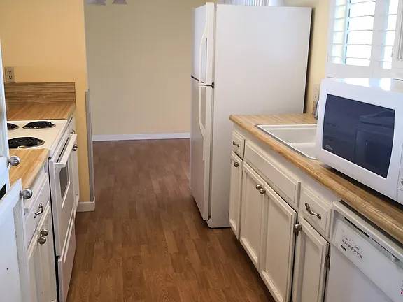 $900 / 2br - Modern 2BR with Carport & Washer/Dryer Hookups – Pet Friendly!64008333180161122
