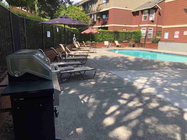 $1,681 / 2br - 865ft2 - All you need and more: 2 BR, 1 BA in a vibrant community. (Clackamas)63820883075715123