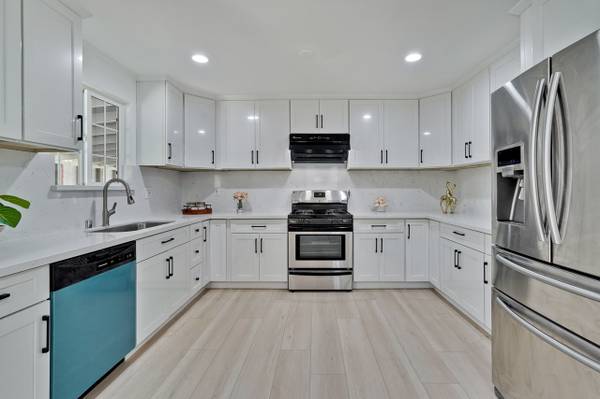 $1,550 / 175ft2 - Furnished Master bedroom with private bathroom (redwood city)63858160013825124