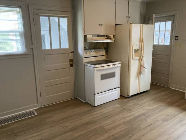 $995 / 2br - 698ft2 - 2 Bedroom, 1 Bathroom Lower Unit in Downtown Duplex with Garage (Eau Claire)63845960128001122