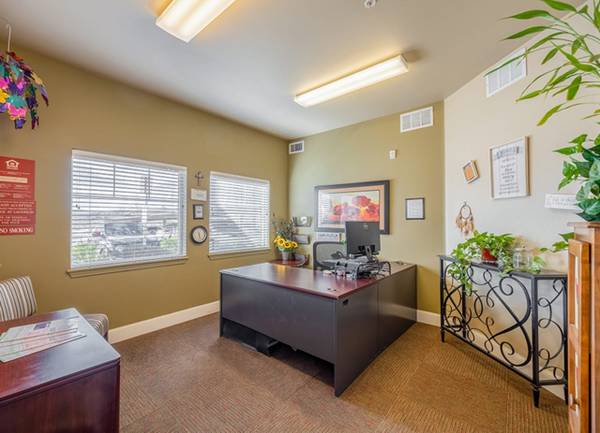 $940 / 1br - Kitchen Pantries, Ceiling Fan, Full Service Beauty Salon (2250 Cougar Drive, Laughlin, NV)63667261521923123