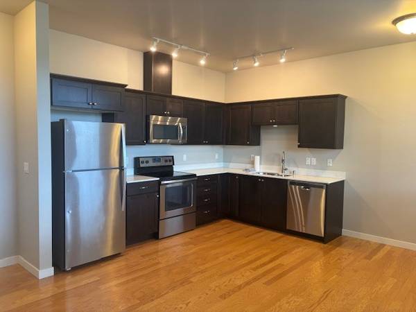 $1,525 / 1br - 535ft2 - Cozy 1 Bed/1 Bath Ground Floor Condo in Secure Building, Available Now (Lynden)63935190923267121
