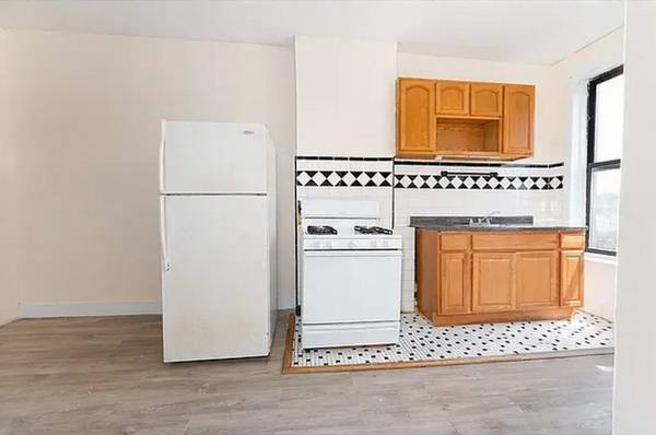 $2,400 / 1br - Amplio 1BR + Habitación Extra | Distribución Soleada de Ferrocarril | Calefacción y Agua Caliente (Bushwick)63689844057473120