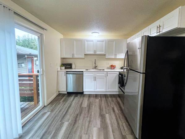 $1,725 / 2br - Large Closets and New Apartment Developments in our Peaceful Two Bed (Milwaukie Heights)63777026727425124